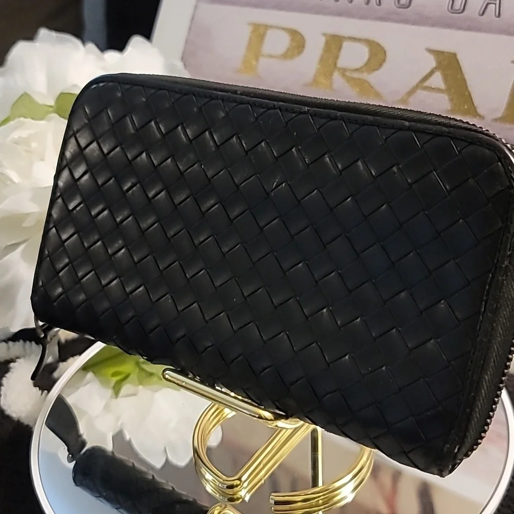 🖤Bottega Veneta Intrecciato Black Leather Zip-around Wallet🖤